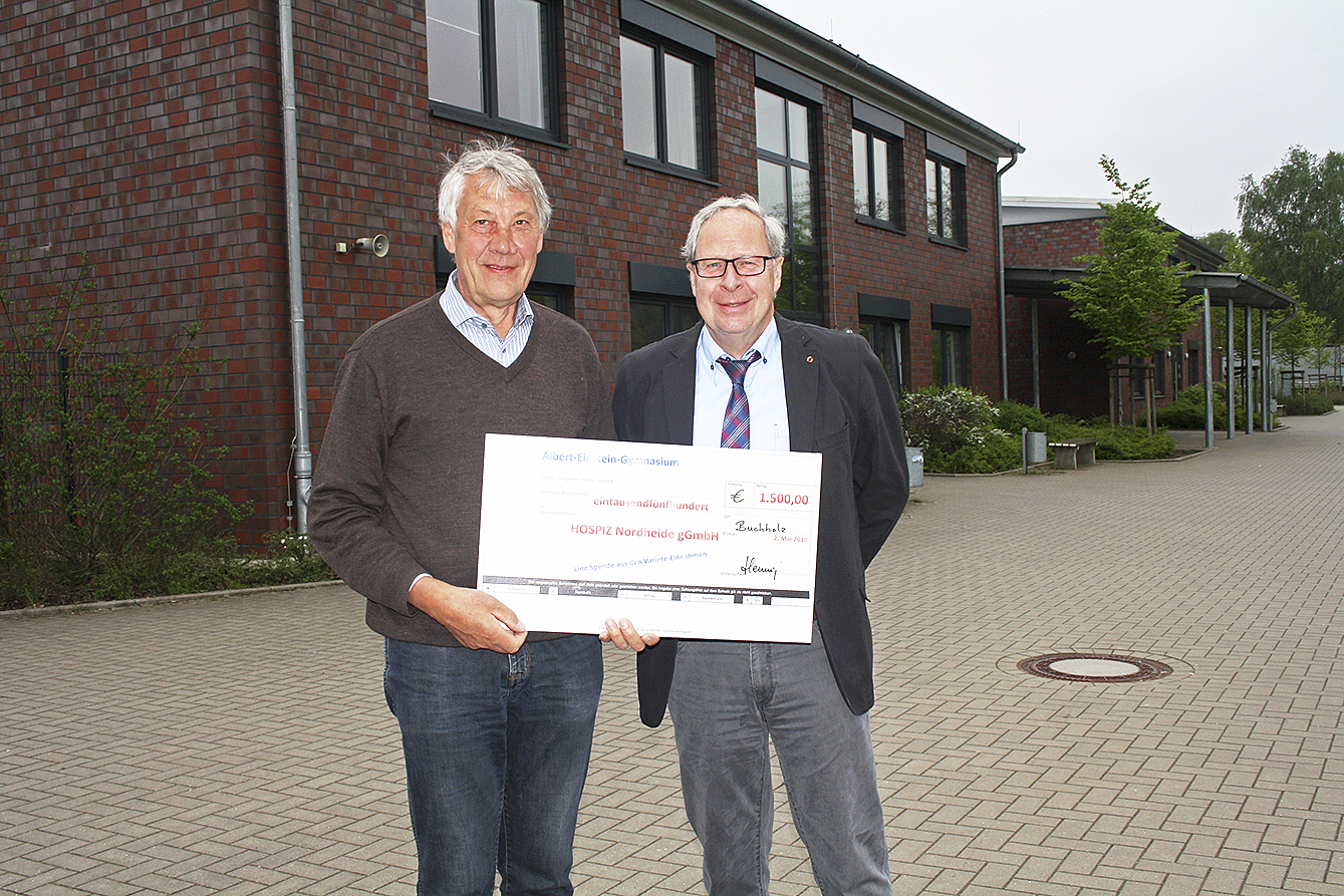 Hans-Ludwig Hennig (re.), Leiter des Albert-Einstein-Gymnasiums, übergab den Spendenscheck an
Peter Johannsen, Geschäftsführer des Hospiz Nordheide