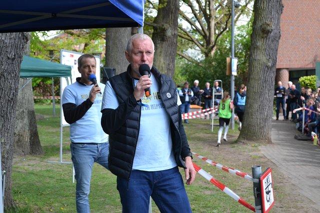Die Moderatoren Christoph Reise und Friedrich Harre sorgten den ganzen Tag für gute Stimmung an der Strecke und motivierten die Läufer zum Spendenrekord