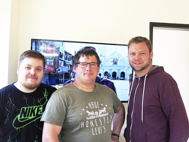 Bei der Spendenübergabe (v. li.): Florian Heitepriem und Benedikt Heibel, beide Informationselektroniker von ABE, sowie Helge Johannsen, Geschäftsführer des Herbergsvereins