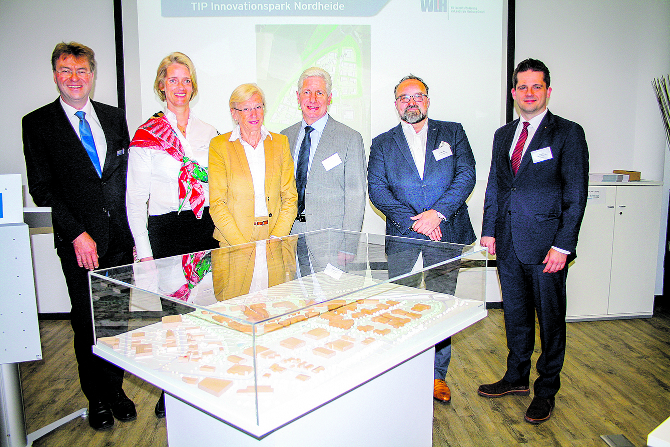 Mit einem Modell des Technologie- und Innovationsparks: (v. li.) Jens Wrede (Geschäftsführer WLH), Dr. Nina Lorea Kley (Feldbinder Spezialfahrzeugwerke GmbH), Staatssekretärin Dr. Sabine Johannsen, Landrat Rainer Rempe, Martin Mahn (TuTech Innovation GmbH) und
Prof. Dr. Sebastian Lehnhoff (OFFIS - Institut für Informatik)