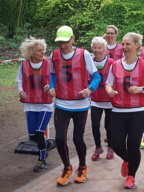 Mit einer Mannschaft dabei: die Laufgruppe von Blau-Weiss Buchholz um den Vorsitzenden Arno Reglitzky | Foto: os