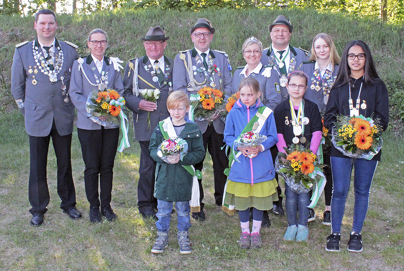Die neuen Würdenträger: Stadtschützenkönig Dennis Arnold (h.v.li.), Beste Dame Ruth Michaelis, 2. Ritter Claus Deede, 1. Ritter Heiko Reinboth, Königin Ivonne Patzelt, Schützenkönig Holger Patzelt, Jungschützenkönigin Jasmin Patzelt, Prinz Josha Pufahl (v.v.li.), Prinzessin Elena Panz, Kinderkönigin Emily Heinert und Jugendkönigin Douaa Hakan Foto: jab