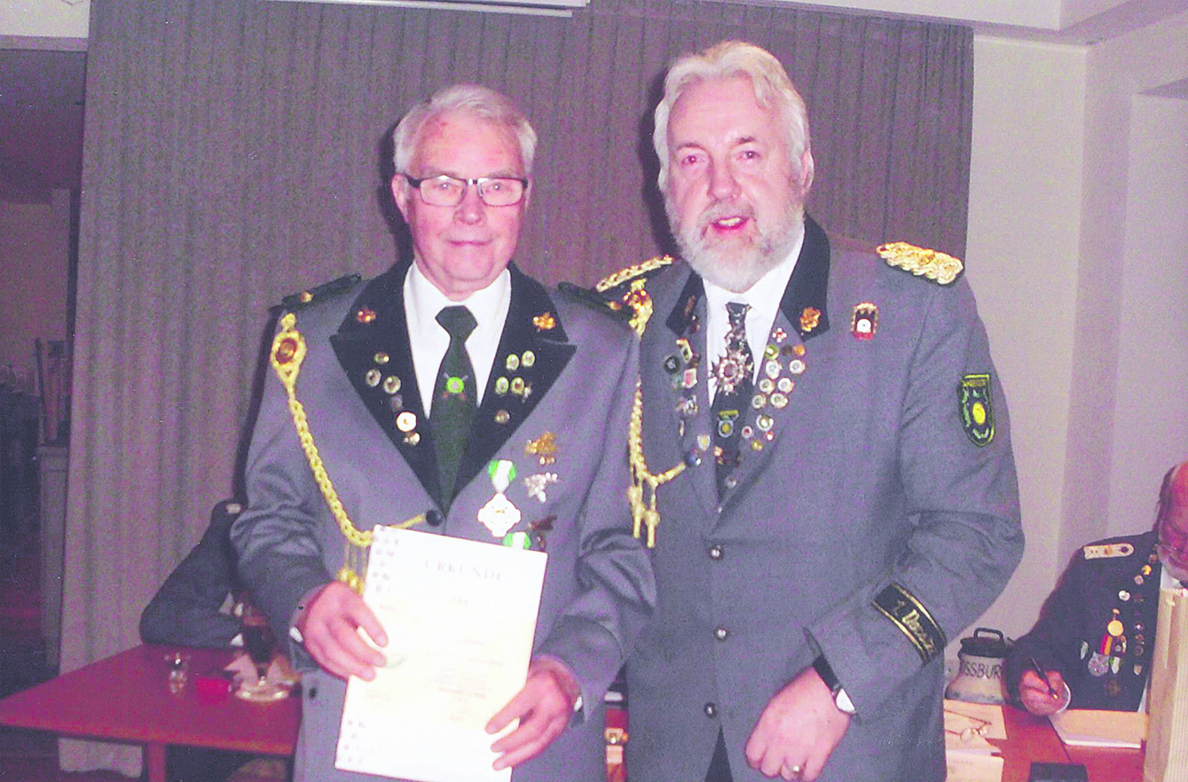 Glückwunsch zur Auszeichnung:
Manfred Wille (li.) mit dem Vorsitzenden Hartmut Stüven Foto: Rönnfeld