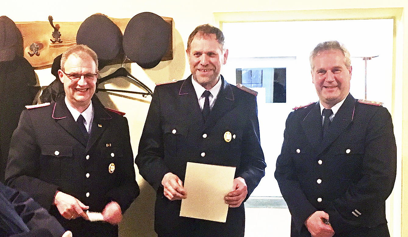 Ortsbrandmeister Carsten Behr (v. li.) und der ehemalige Ortsbrandmeister Gerhard Nelke sowie der stellvertretende Gemeindebrandmeister Oliver Zöller