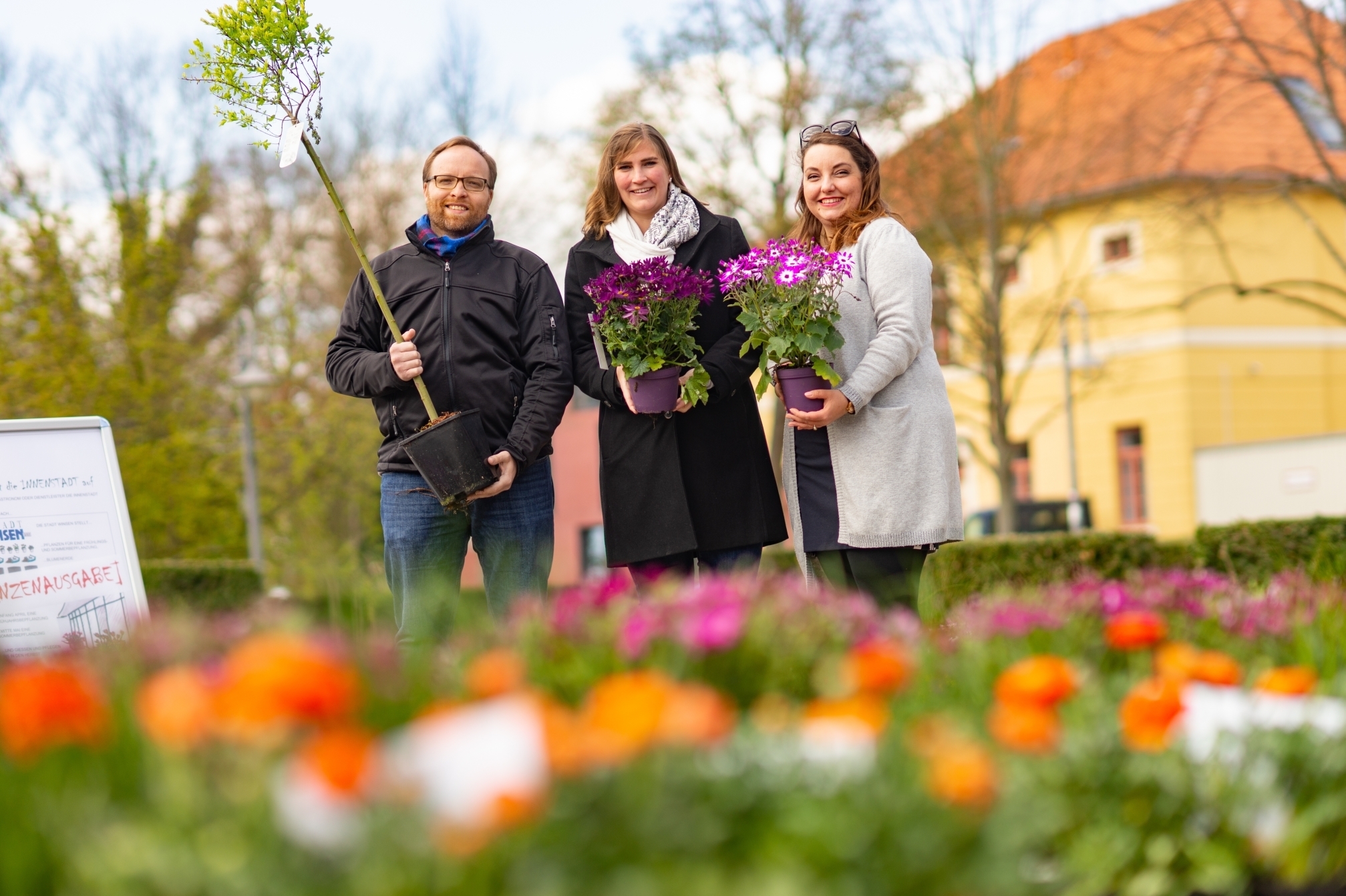 Bei der Ausgabe der Pflanzen (v. li.): David Forster, Lena Stratmann und Anika Wessel von der Stadt Winsen Foto: Stadt Winsen