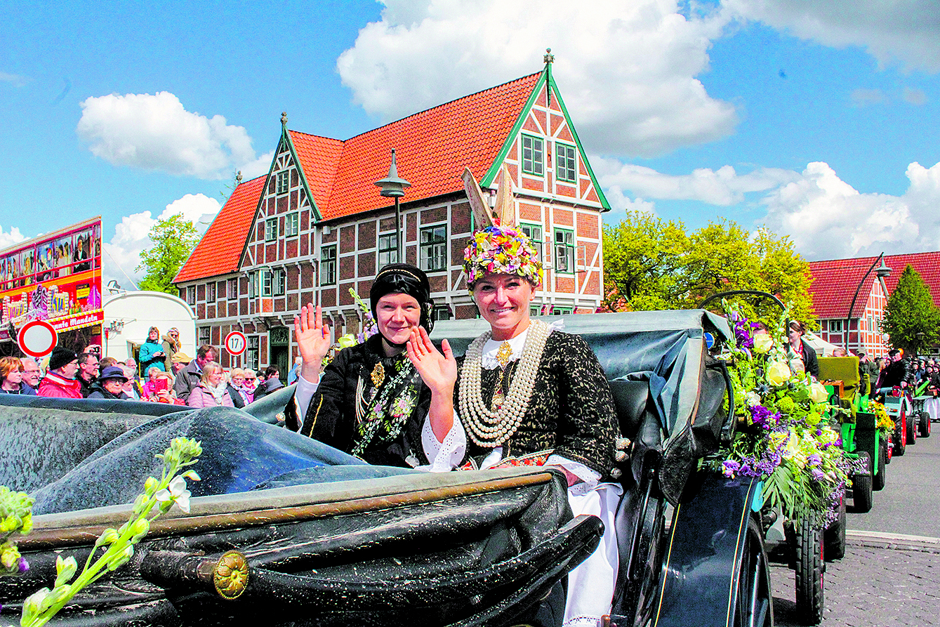 Die neue Blütenkönigin Marina Tajger präsentiert sich mit der alten Königin Raika Stresska beim Blütenkorso dem Publikum Foto: jab