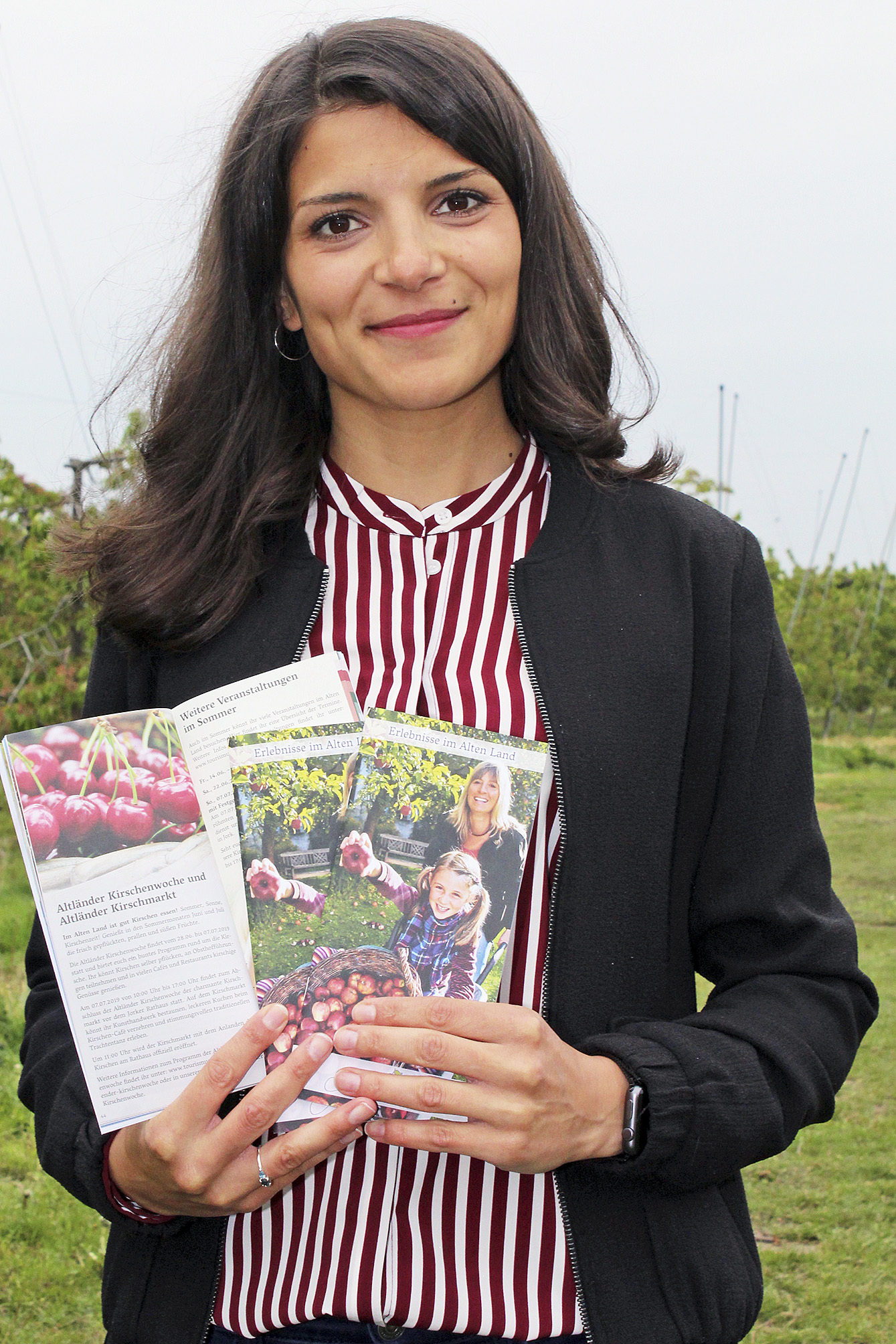 Der neue Flyer "Erlebnisse im Alten Land" ist gerade herausgekommen - "auf klimafreundlichem Papier", sagt Handan Gök