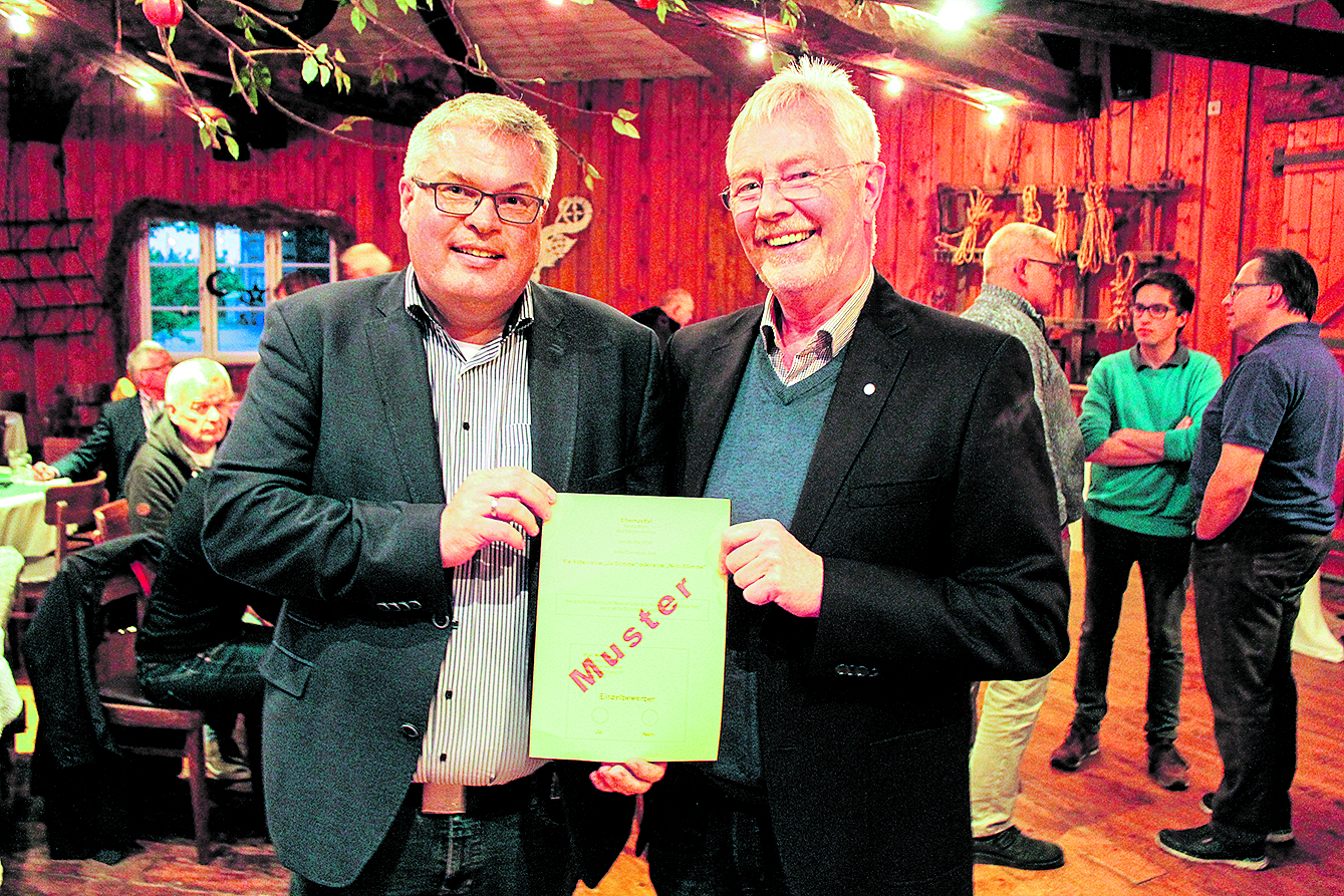 Bürgermeisterkandidat Matthias Riel (li.) und der 1. Vorsitzende des Jorker Bürgervereins, Klaus Hubert, zeigen ein Muster des Stimmzettels