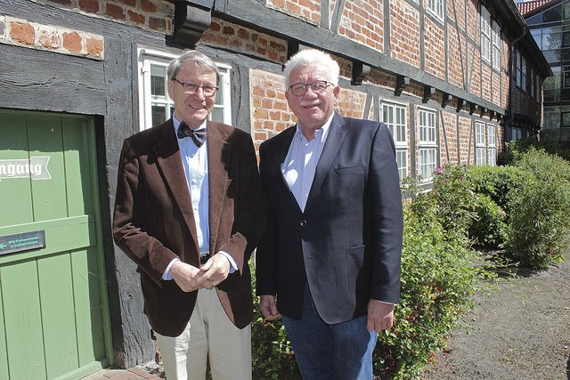 Dr. Martin Gossler (re.) hat den Vorsitz des Kinderschutzbundes von Dr. Henning Kehrberg übernommen. Beiden ist der Fortbestand des Kinder- und Jugendtelefons ein großes Anliegen | Foto: lt