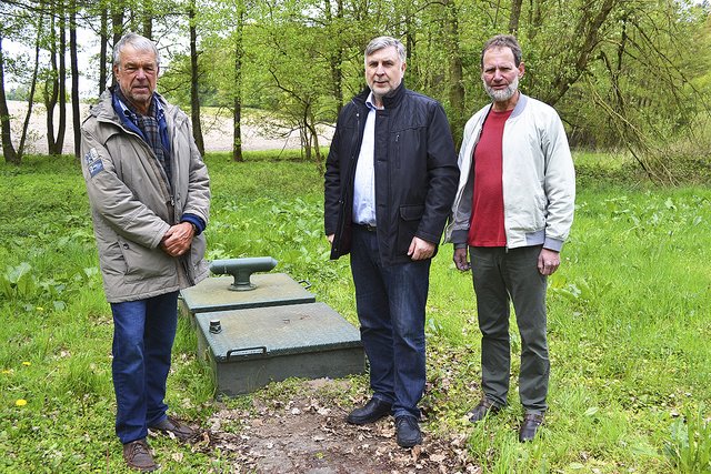 Der IGN-Vorstand am Brunnen O5 in Hanstedt Nindorf (v.li.): Vorsitzender Karl-Hermann Ott, Pressesprecher Gerhard Schierhorn und der zweite Vorsitzende Ulrich Bernstorff