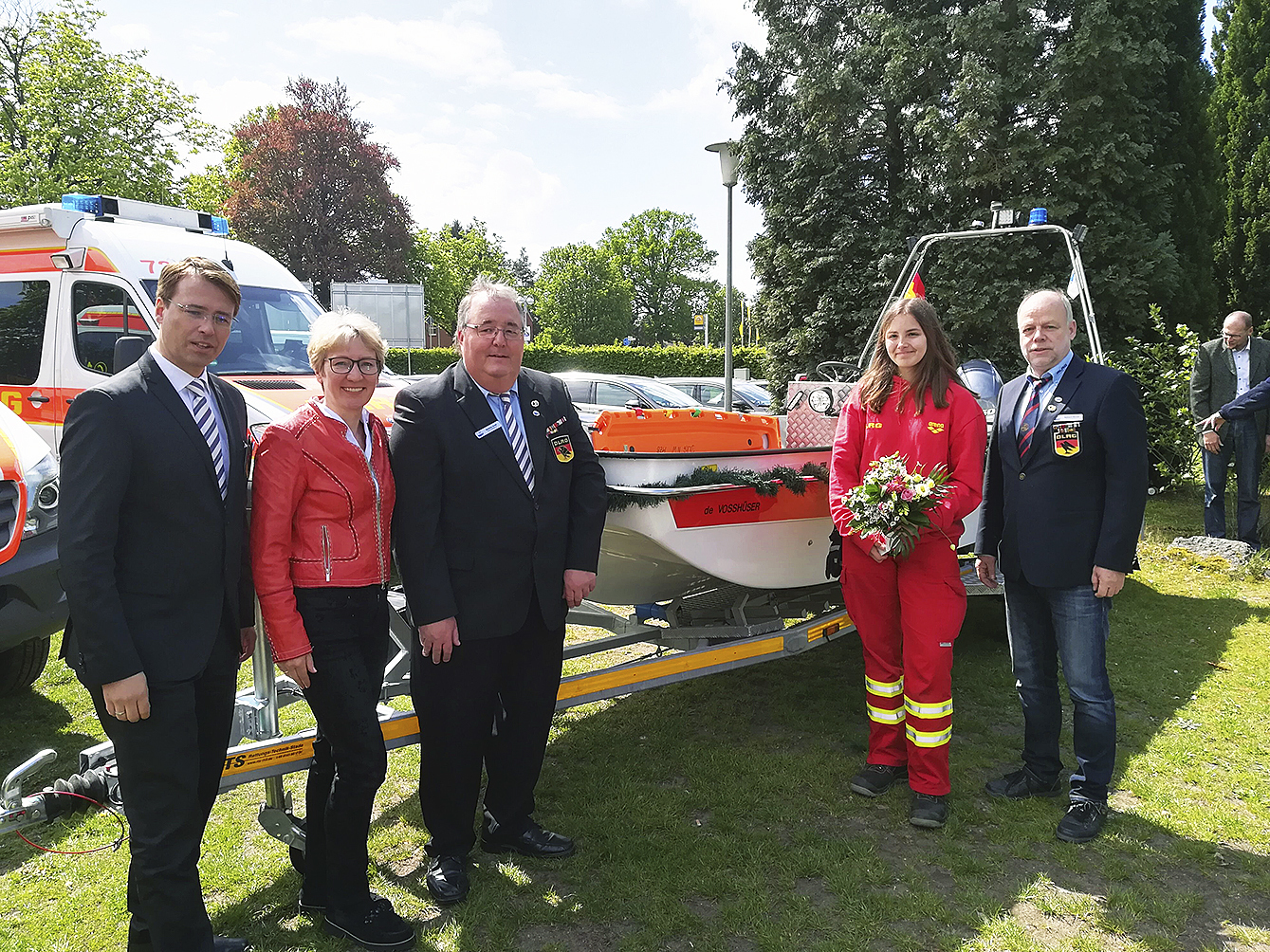 Mit dem frisch getauften Boot "de Vosshüser" (v. li.): Steffen Warmbold (Vizepräsident des
DLRG-Landesverbandes Niedersachsen, die stv. Landrätin Anette Randt, Bezirksleiter
Matthias Groth, Taufpatin Zoe Strohbach und der stv. Bezirksleiter Eckhard Menzel Fotos: Holste
