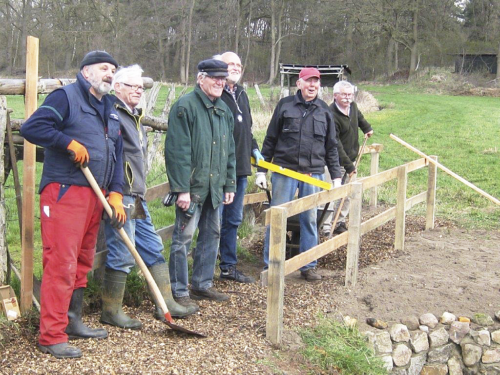Die Mitglieder der Interessengemeinschaft Hanstedt (IGH) haben eine Brücke über den Sellhornbach gebaut
