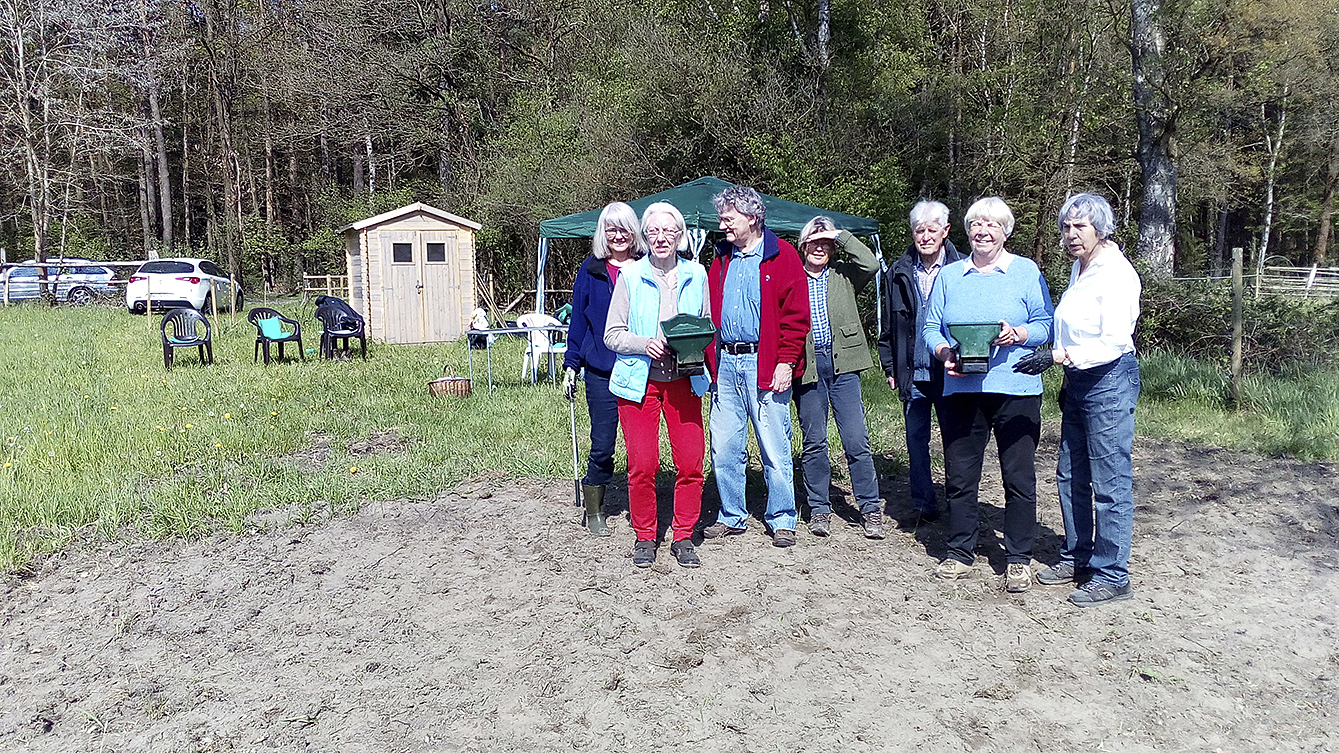 Mit kleinen Sämaschinen schritten Mitglieder der Naturfreunde auf der Magerwiese zur Tat