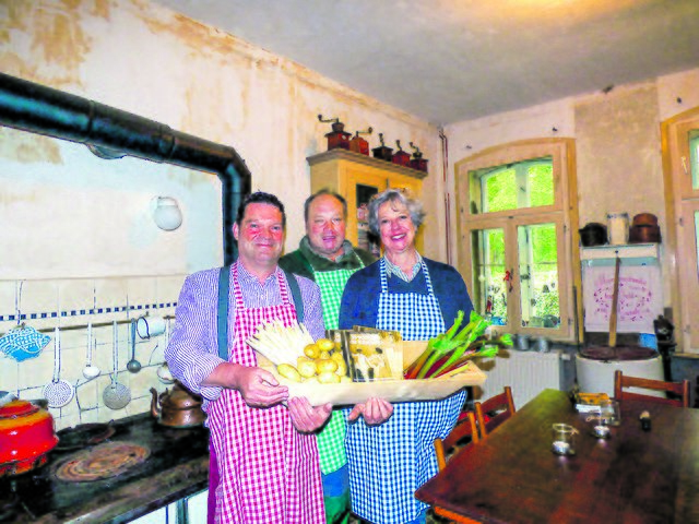 Frank Drynda (v. li.), Carsten und Emily Weede haben das Kochbuch "So schmeckt die Elbmarsch" veröffentlicht