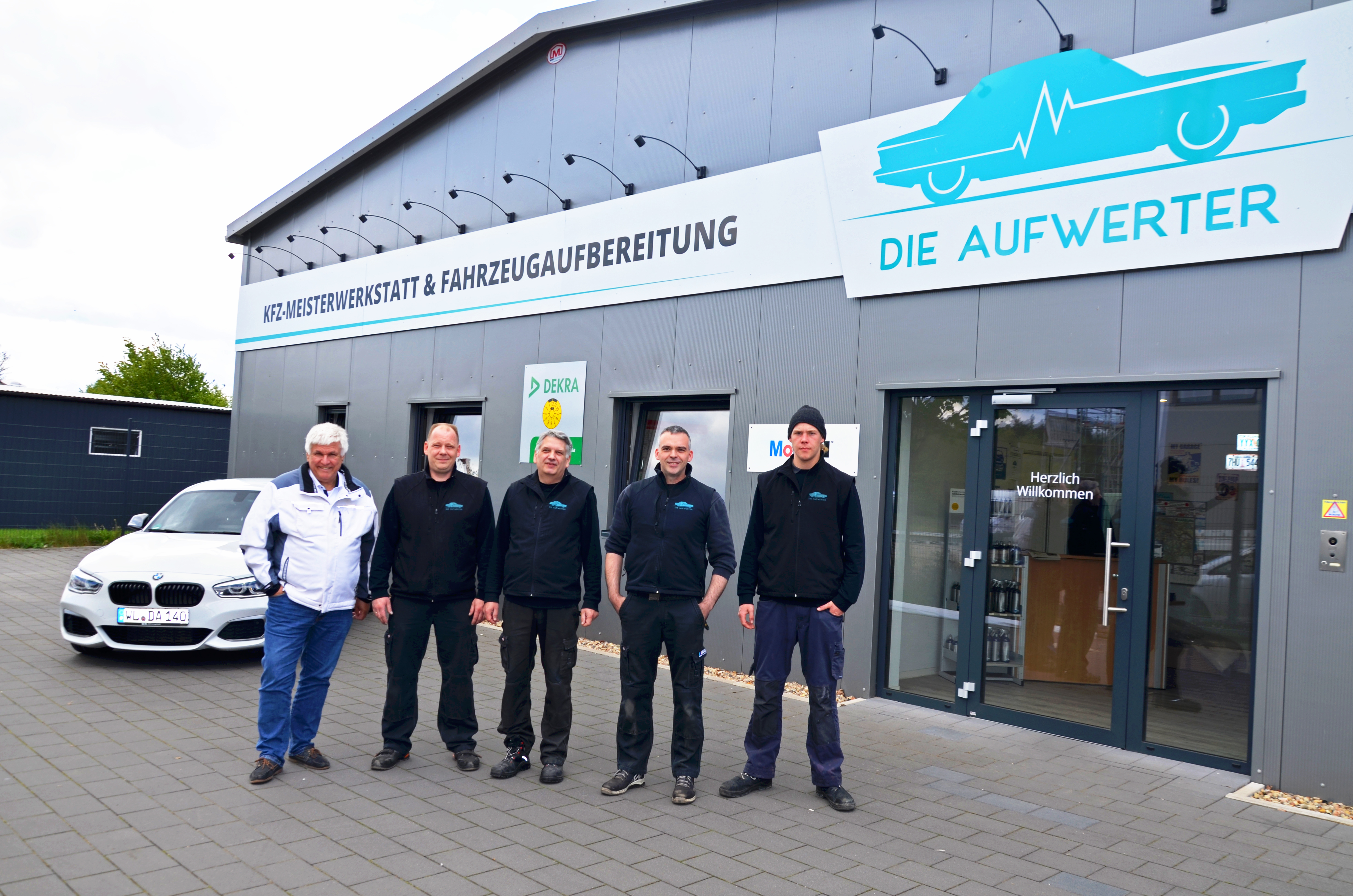Freuen sich auf die Veranstaltung (v.li.): Rüdiger Haun (DEKRA) sowie das Team von "Die Aufwerter" Florian Schöttke, Frank Meier, Ruben Martin Anton und Finn-Ole Dautz