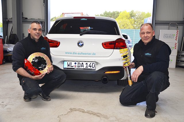 Ruben Martin Anton (li.) und Florian Schöttke zeigen hochwertige Kfz-Tuningteile