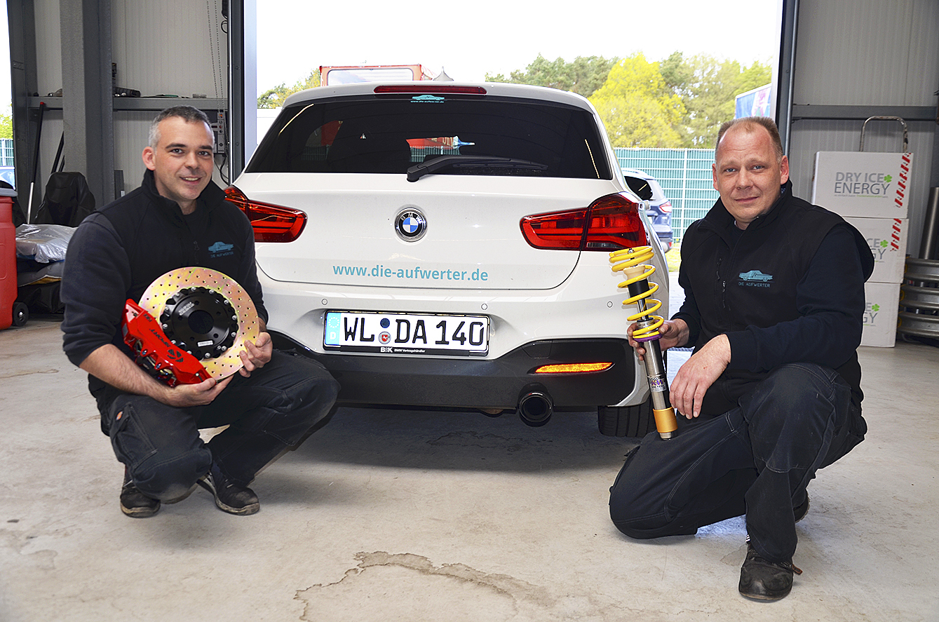 Ruben Martin Anton (li.) und Florian Schöttke zeigen hochwertige Kfz-Tuningteile