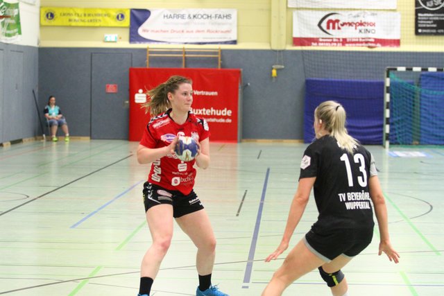 Laura Schultze (li.) im Ballbesitz