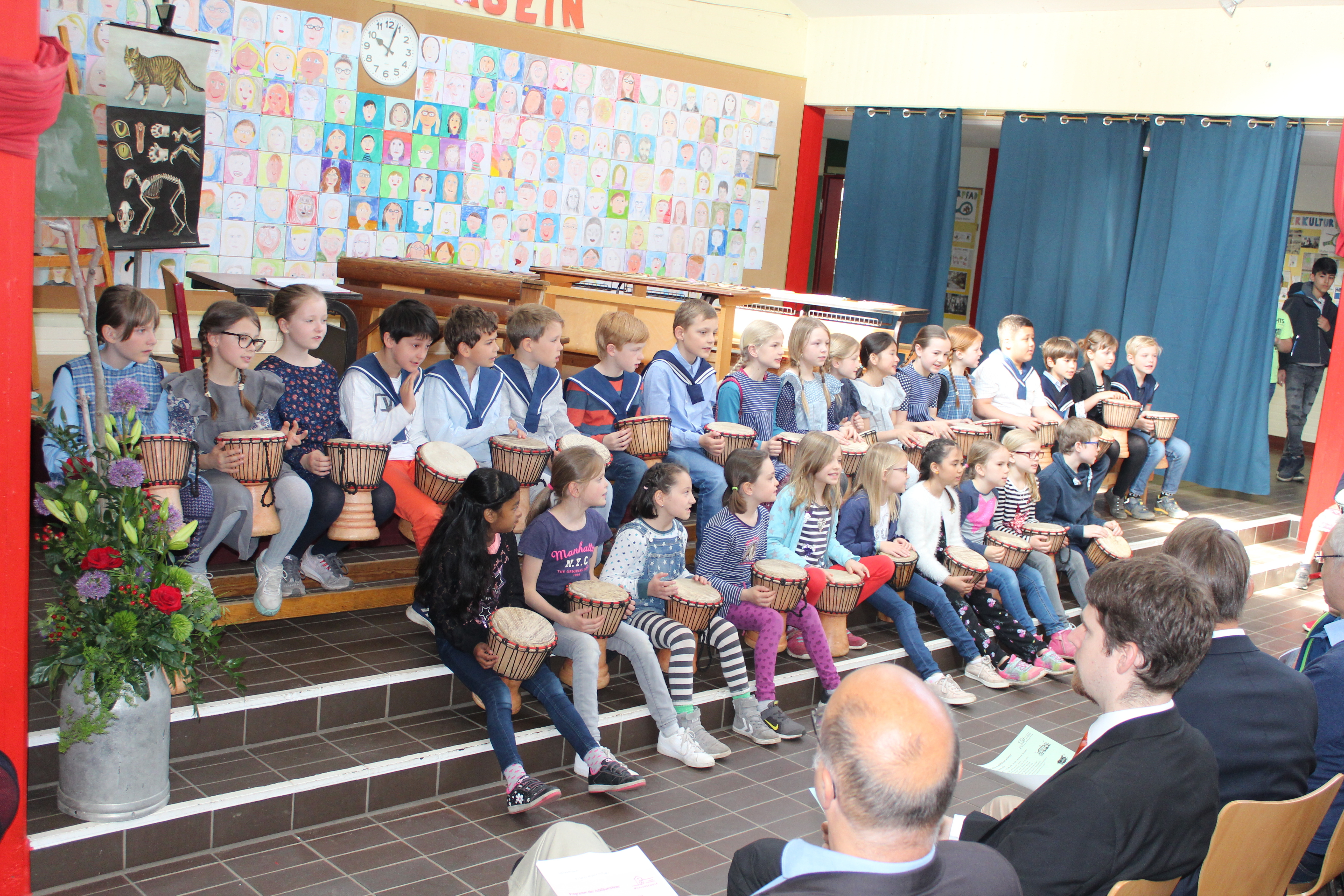 Wahrhaft lautstarker Auftakt: Mit dem in einem Trommel-Workshop Gelernten begrüßten die Schüler die Gäste Fotos: ce