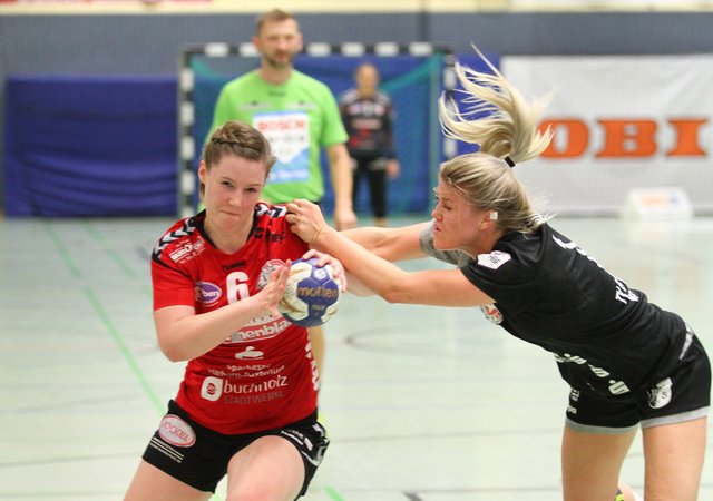Laura Schultze (li.) behauptet den Ball