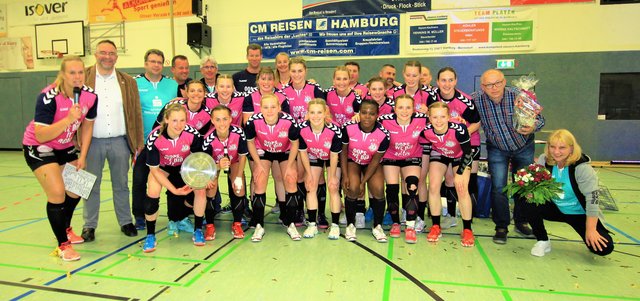 Das Zweitligateam der "Luchse" mit der Meisterschale, die Kapitänin Kim Land in den Händen hält,mit Trainern und Helferinnen und Helfern