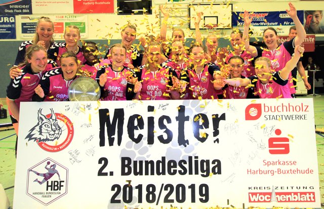 Rieseljubel mit Meisterschale! Die Handball-Luchse (HL) Buchholz 08-Rosengarten wurden Meister der 2. Bundesliga