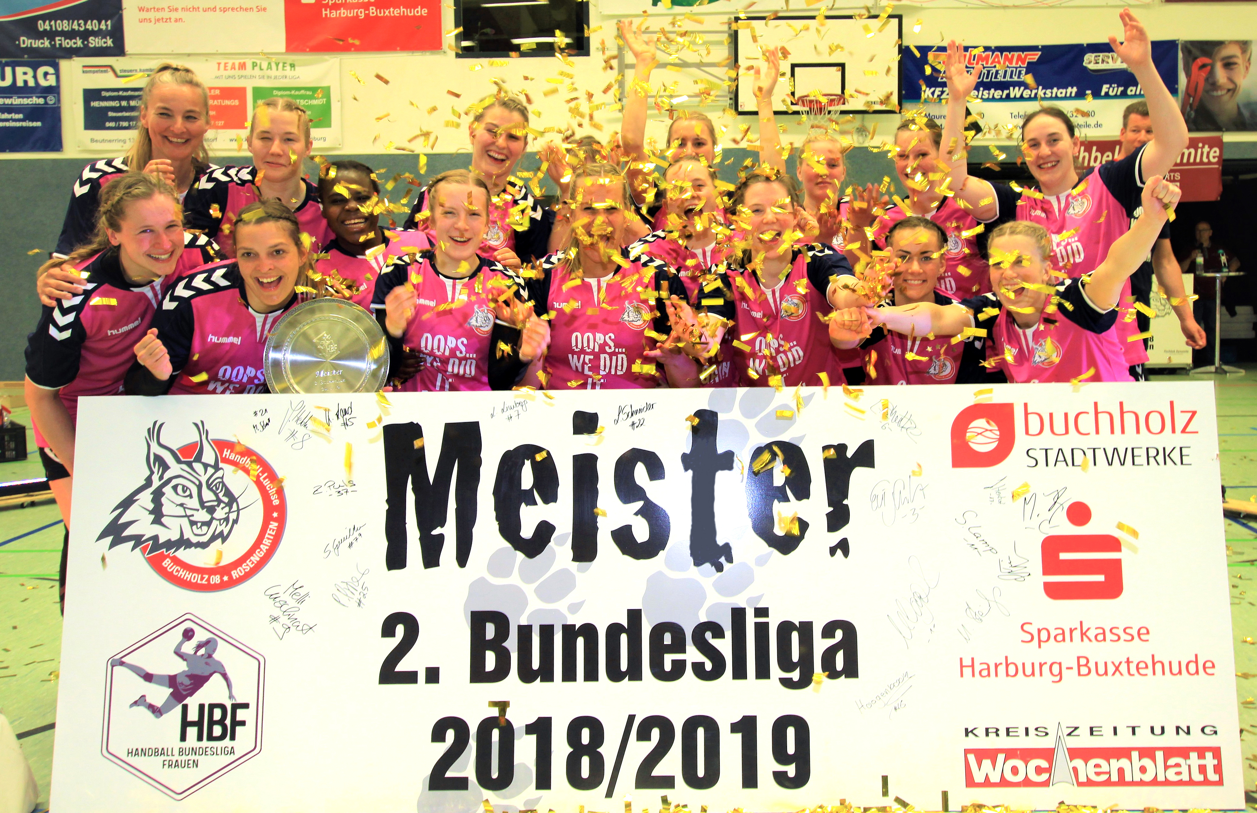 Rieseljubel mit Meisterschale! Die Handball-Luchse (HL) Buchholz 08-Rosengarten wurden Meister der 2. Bundesliga
