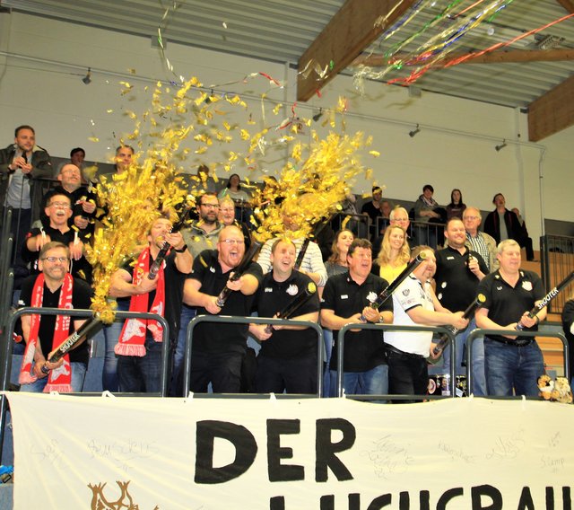Luchse-Fans an der Konfettikanone