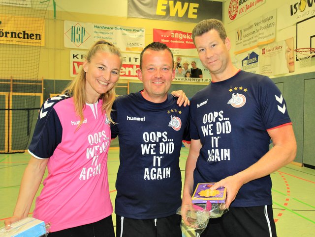 Ein Dankeschön und kleine Präsente gab es auch für (v.l.): Torwart-Trainerin Tine Lindemann, Physiotherapeut Marcel Jonas und Mannschaftsarzt Dr. Armin Pauck 