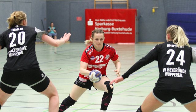 Lynn Schneider (Mitte) setzt sich gegen zwei Gegenspielerinnen der Gäste durch