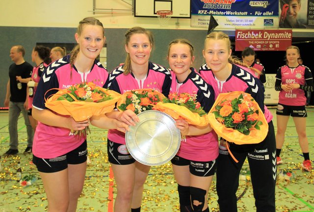 Mit Blumen verabschiedet wurden bei den "Luchsen" (v.l.): Natalie Axmann, Laura Schultze, Lynn Schneider und Katharina Filter