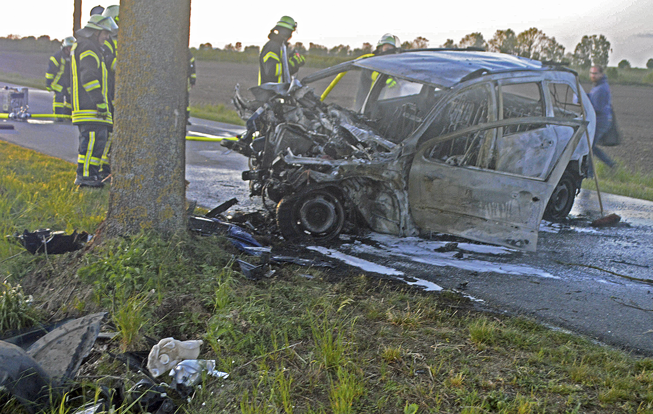 Der Unfallwagen ist komplett zerstört worden Foto: Polizei