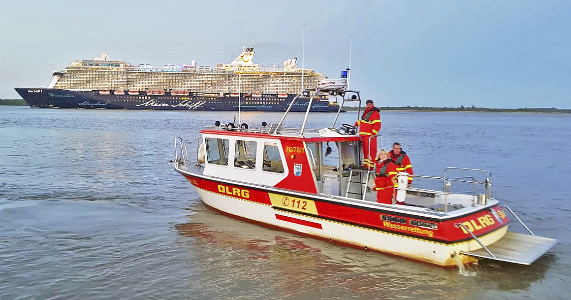 Das Boot der DLRG nimmt Kurs auf den Kreuzfahrtriesen Foto: DLRG Stade
