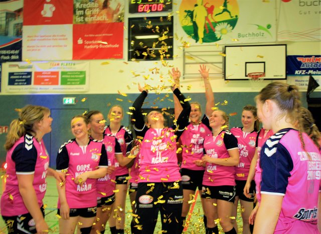 Der Zweitliga-Meister im Konfettiregen