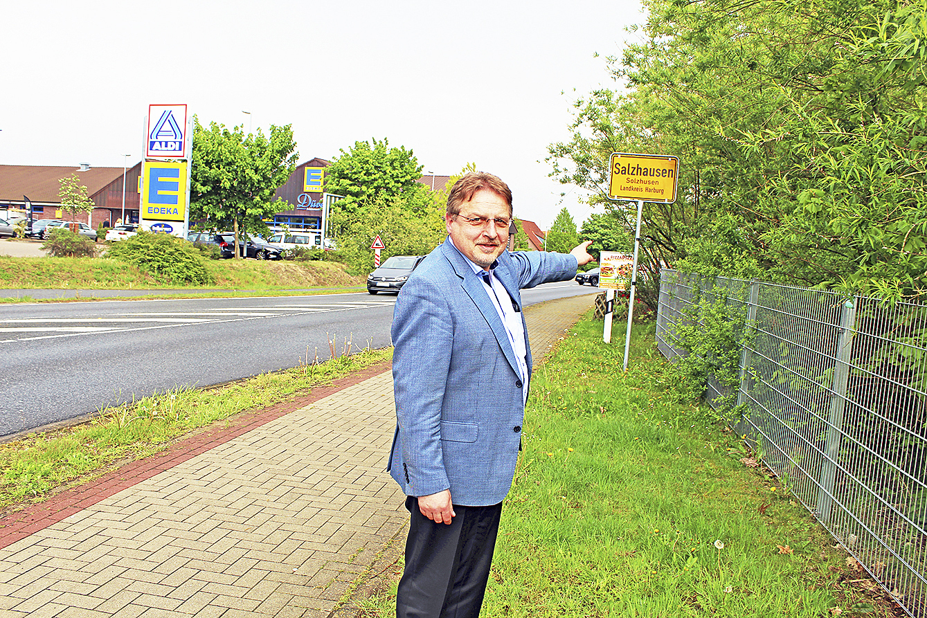 "Die nachhaltige Weiterentwicklung der Samtgemeinde als zentrales Projekt": Verwaltungschef Wolfgang Krause am Ortseingang von Salzhausen Foto: ce
