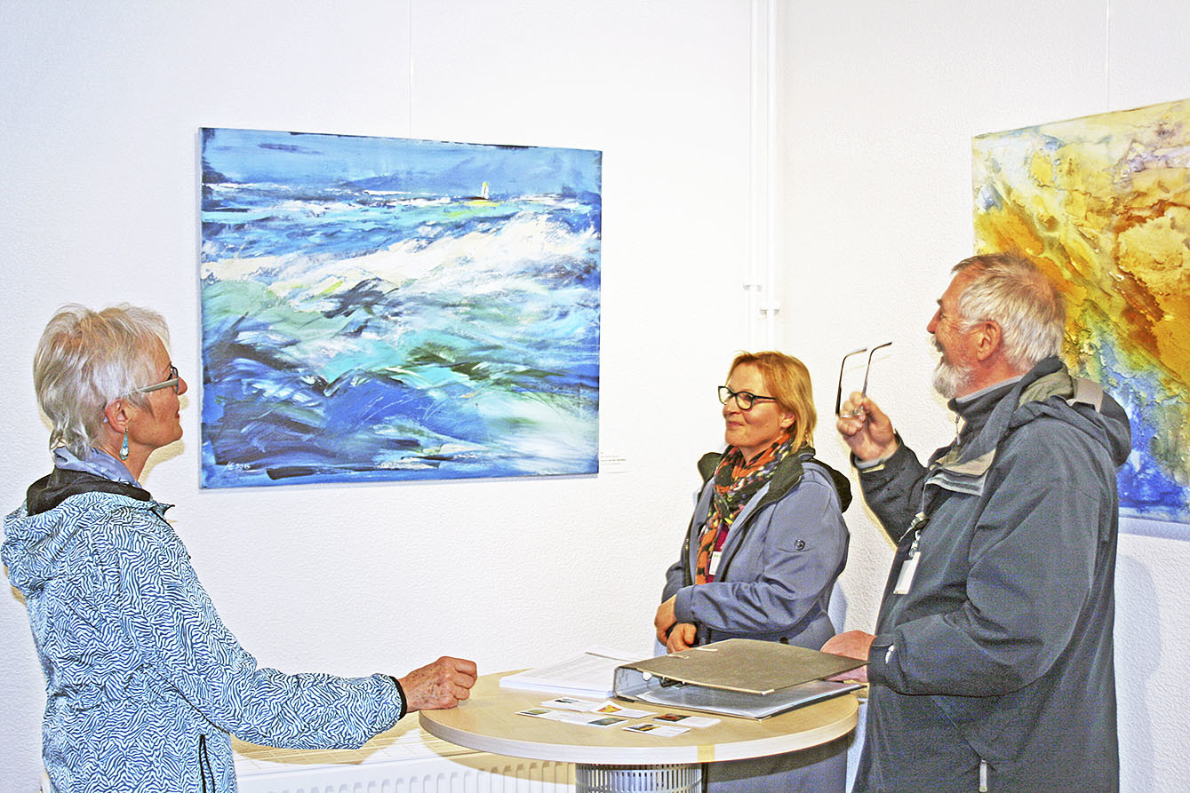 In der Ausstellung: "CreARTive"-Mitglied
Marlene Putensen (li.) mit Besuchern Fotos: Putensen