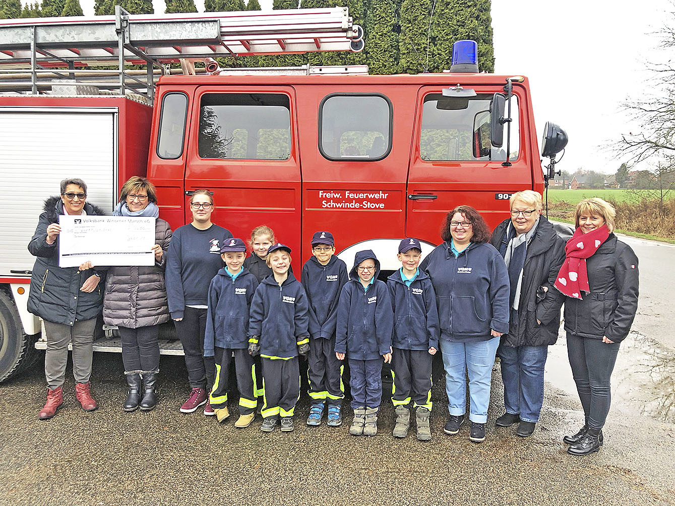 Bei der symbolischen Scheckübergabe: Mitglieder der Kinderfeuerwehr Schwinde/Stove mit
Betreuern sowie der Familie Krause Foto: Feuerwehr Schwinde/Stove