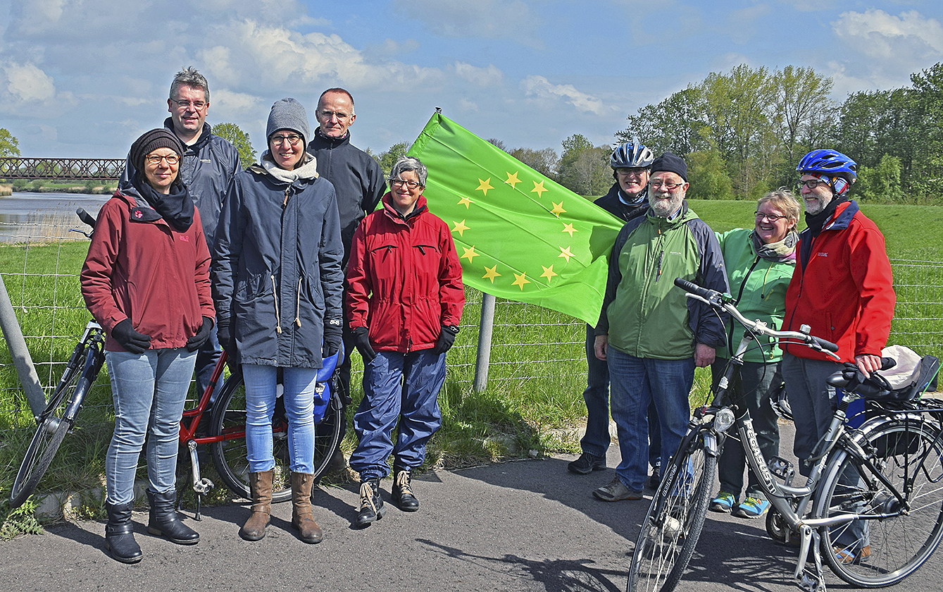 Unterwegs mit EU-Kandidat Carl-Christian Heinze (Grüne, 4.v.li.) entlang der Oste Foto: Wolff