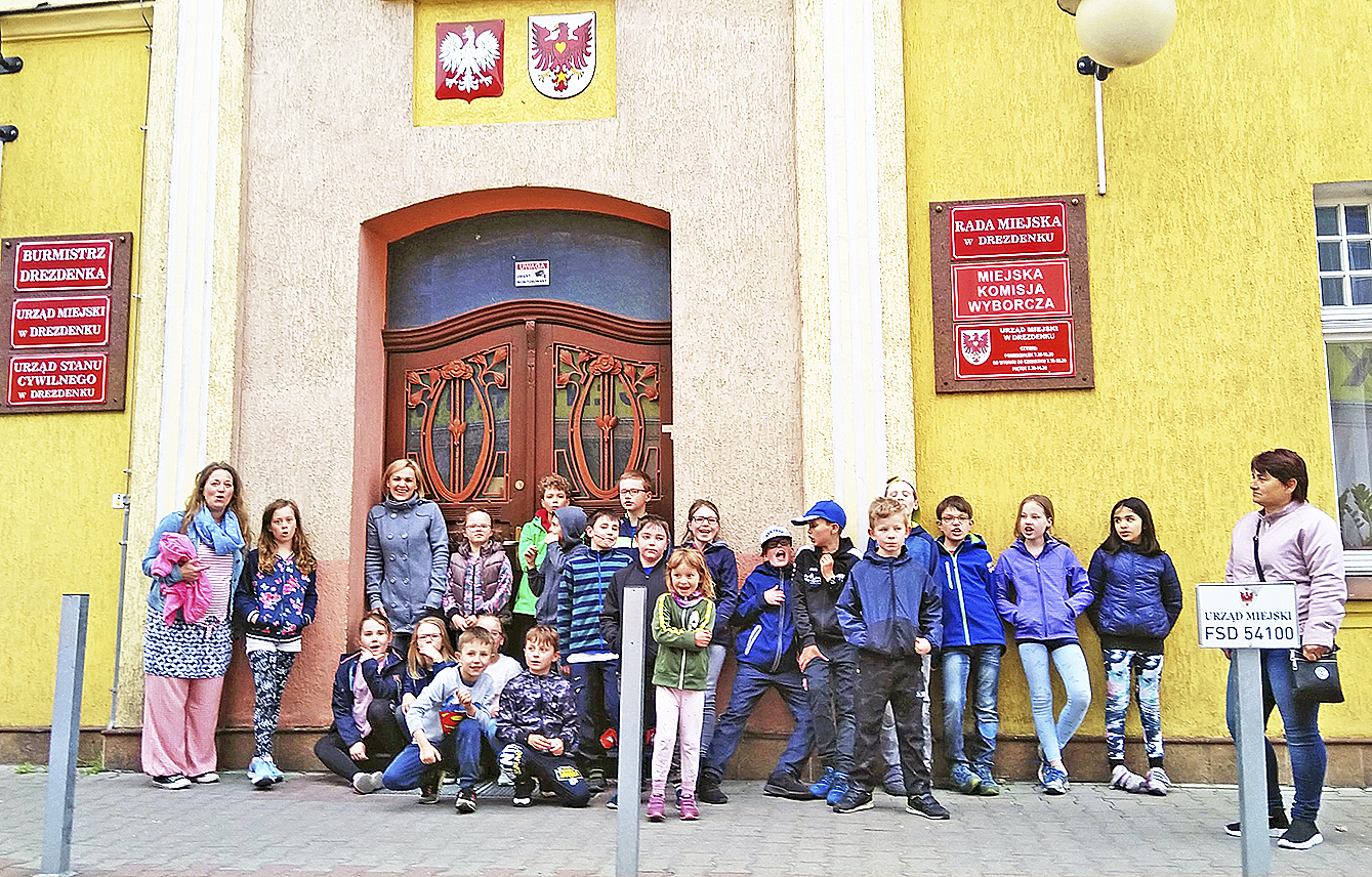 Vor dem Rathaus in Drezdenko: Schüler aus Winsen und der polnischen Partnerstadt mit Betreuern Fotos: Verein klick e. V.