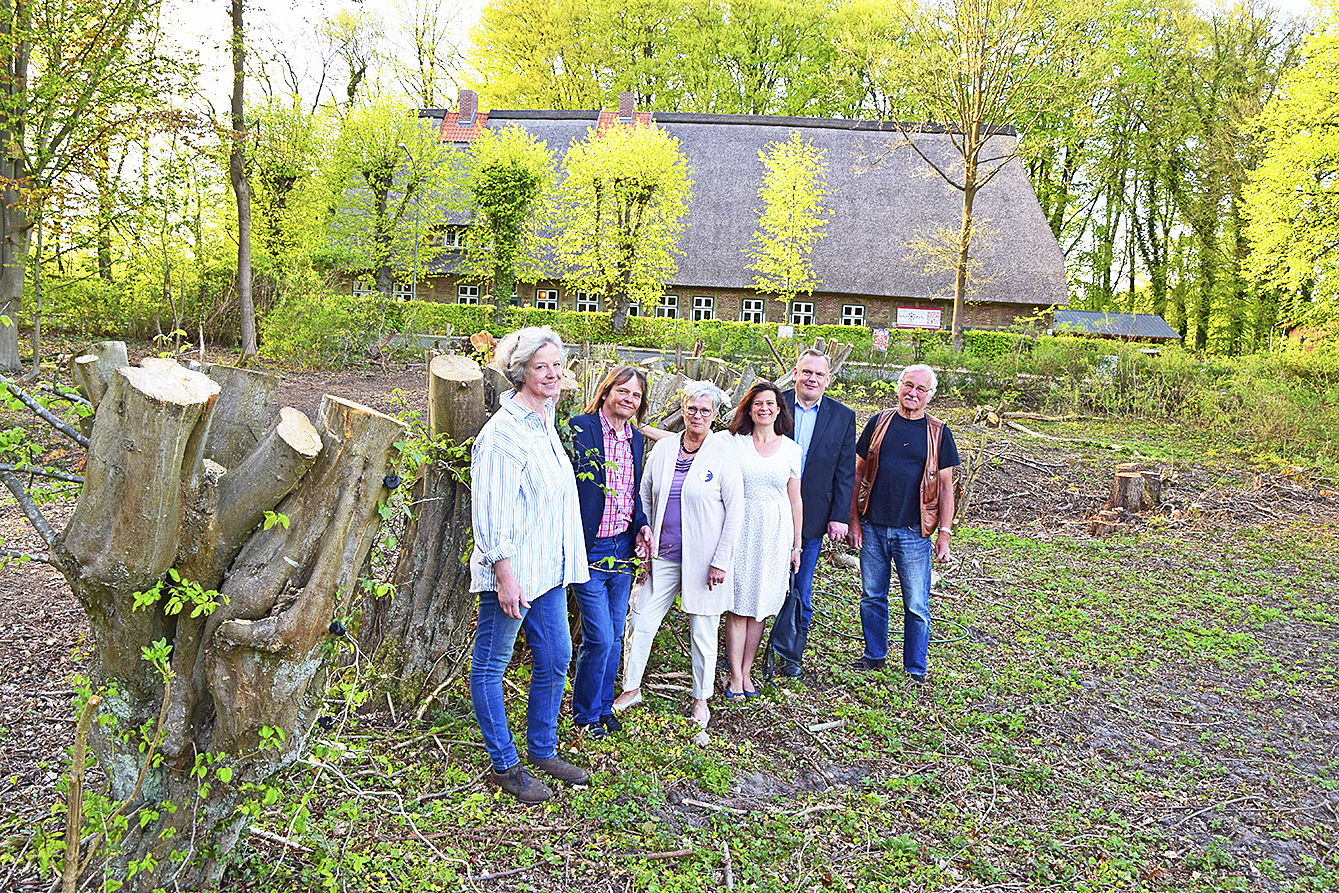 Die Vereinsvorsitzende Emily Weede (v. li.) zeigt den Seevetaler Politikern Andreas Rakowski, Veronlka Schwarz, Irmelin Schütze, Frank Schmirek und Charly Nobis das Gelände gegenüber der Wassermühle, auf dem der Kultur- und Mitmachgarten entstehen wird