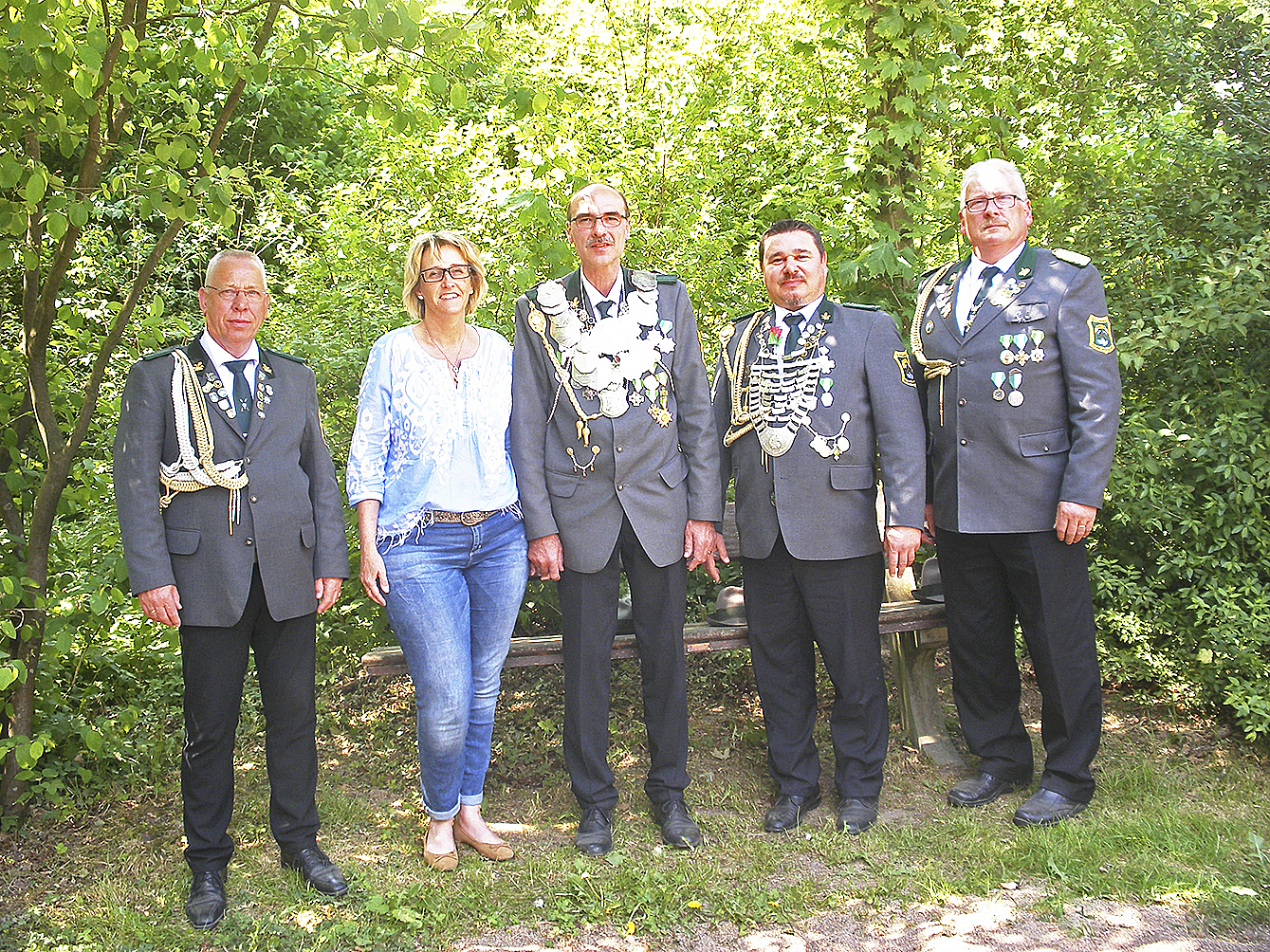 König Frank Ahrens (Mi.) mit Frau Bruni und den Adjutanten (v.li.): Eric Schönknecht, Klaus Thurau, und Präsident Jürgen Maack