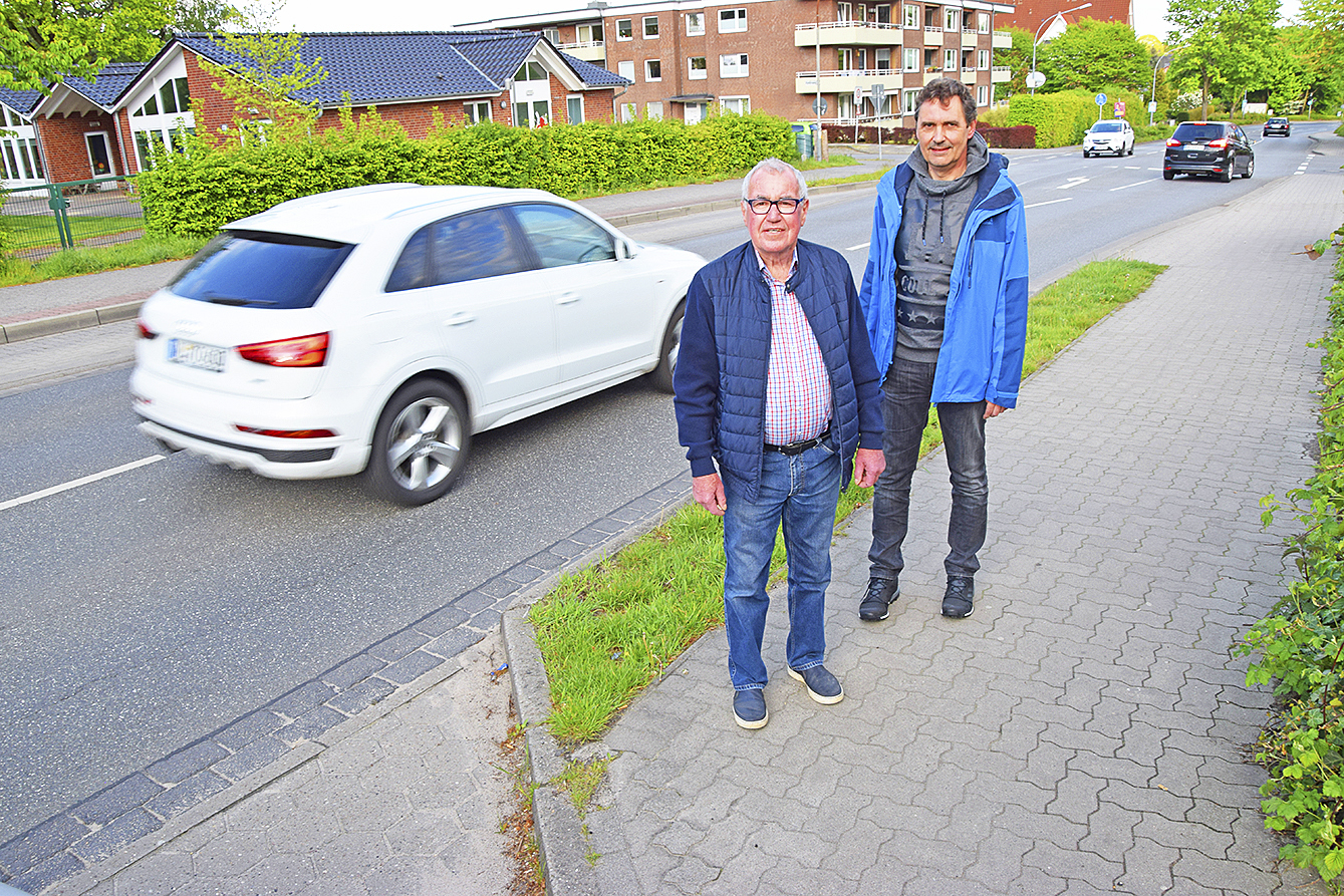 Fleestedts SPD-Abteilungsvorsitzender Helmut Schild (li.) und Michael Doepner (SPD) stehen in Höhe der DRK-Kindertagesstätte an der Winsener Landstraße