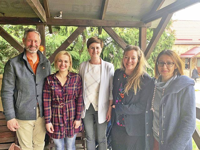 In Drezdenko (v. li.): der Winsener Luc Jan Hornstra, Schulleiterin Elzbieta Bronisz, Drezdenkos Bürgermeisterin Karolina Piotrowska sowie Diana Hornstra und Pakize Karakoc aus Winsen