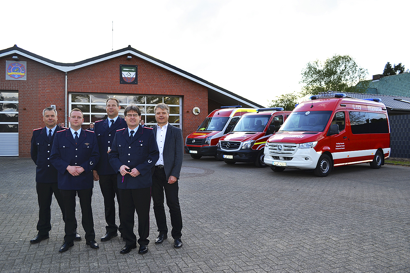 Neben den drei neuen MTF (v.li.): Gemeindebrandmeister Sven Bauer, Jens Peters (Ortsbrandmeister Todtglüsingen), Florian Rosenow (Feuerwehr Wistedt), Stefan Rogel (Ortsbrandmeister Handeloh) und Samtgemeinde-Bürgermeister Dr. Peter Dörsam