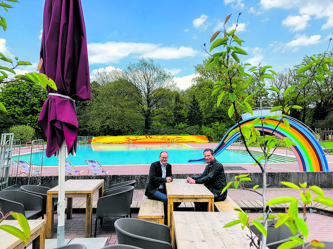 Gemeindedirektor Henning Oertzen (li.) und Architekt Thorsten Radde sitzen im neuen Bistro des Freibads Probe
