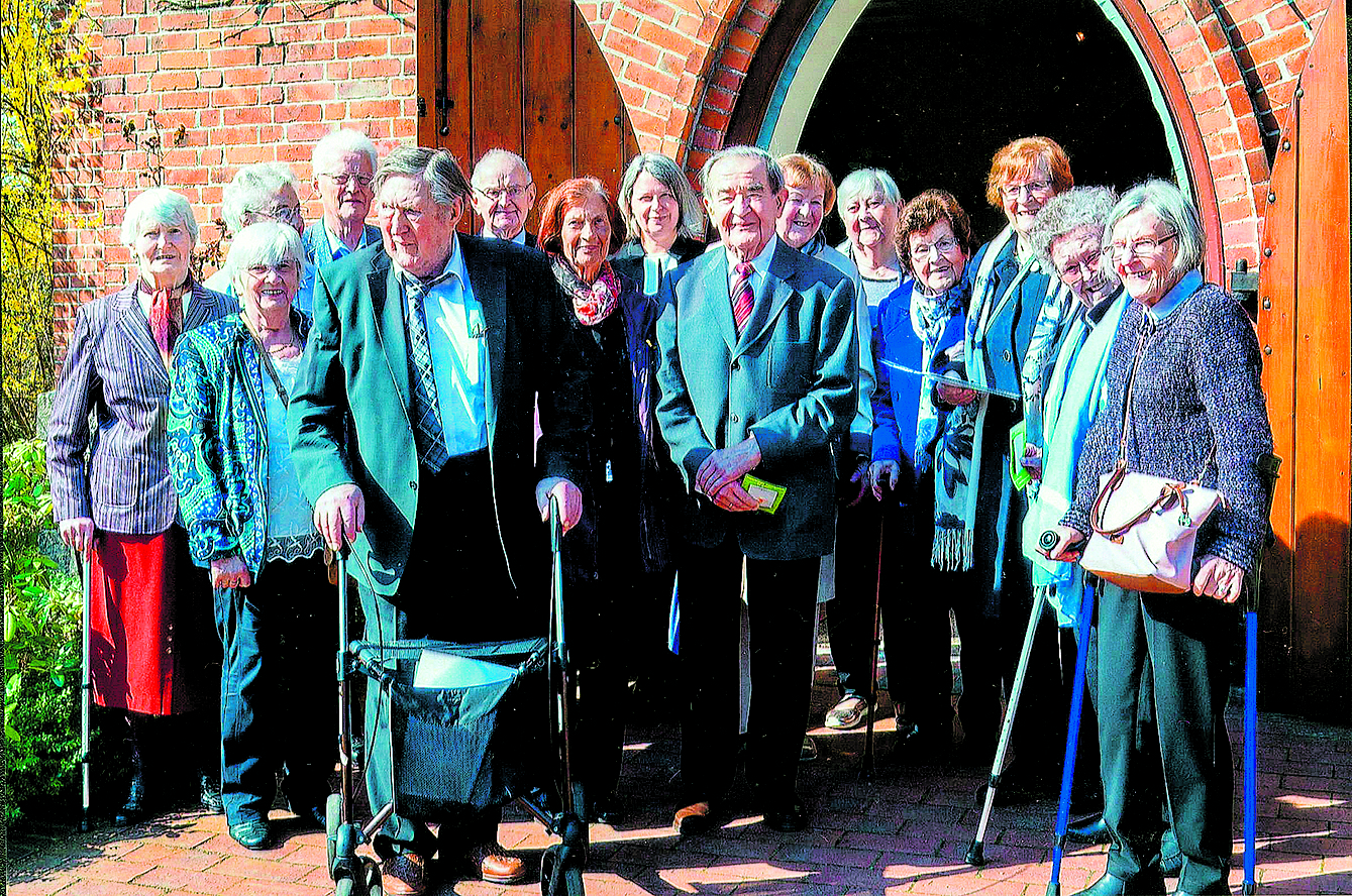 Im Beisein von Pastorin Katharina Behnke (hintere Reihe, Mitte) kamen die Senioren 70 Jahre nach ihrer Konfirmation in der Kreuzkirche in Nenndorf zusammen