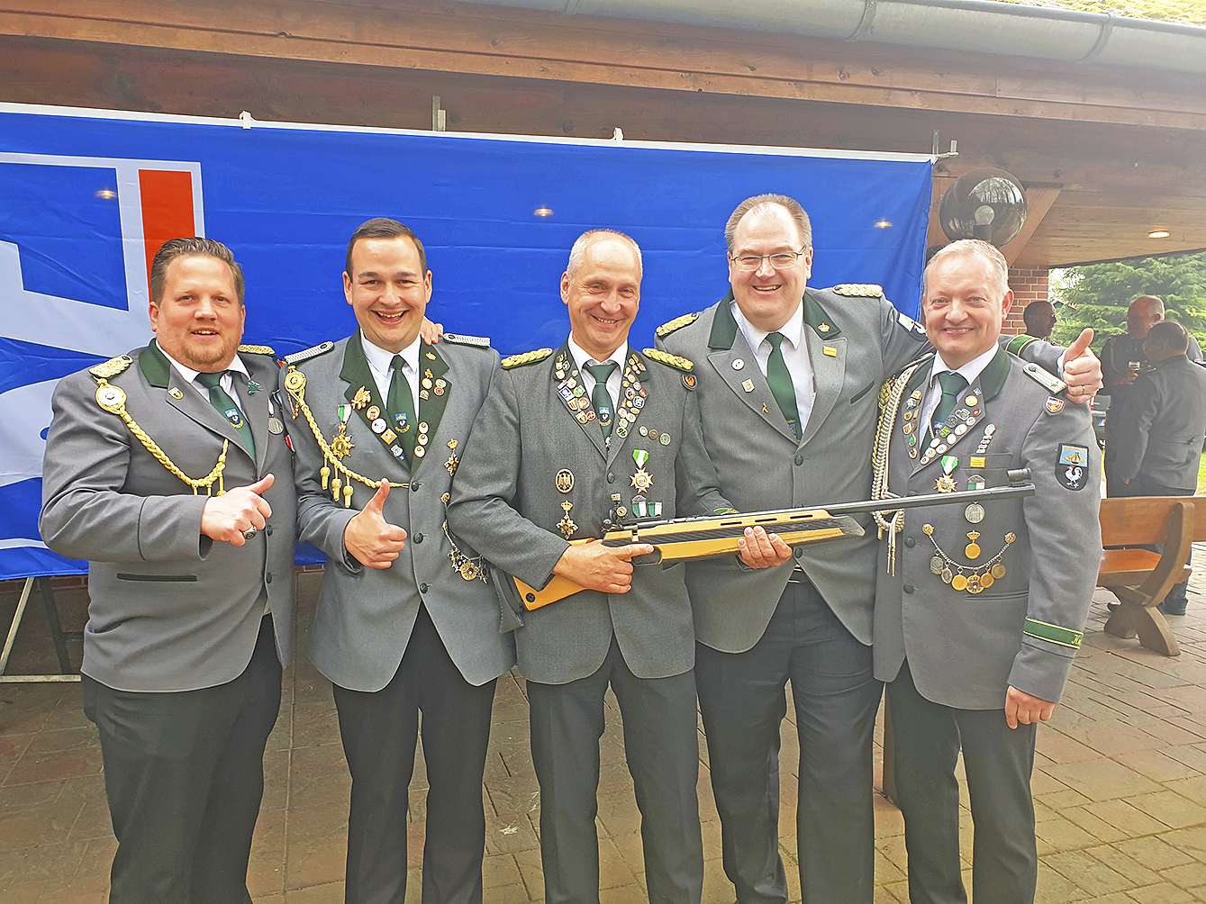 Das Ramelsloher Team um Präsident Christian Schröder (v. li.), Oliver Jantzen, König Jörg Weichler "der Hüttenchef", 1. Schießwart Stefan Rose und Adjutant Matthias Sekerdik zeigen stolz ihre Trophäe, das Gewehr der Volksbank