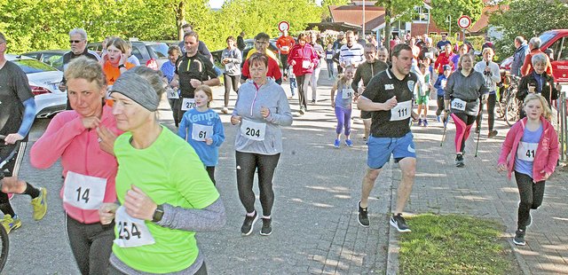 Rund 240 Sportlerinnen und Sportler aller Altersklassen gingen beim Altländer Blütenlauf in Hollern-Twielenfleth an den Start Foto: jab