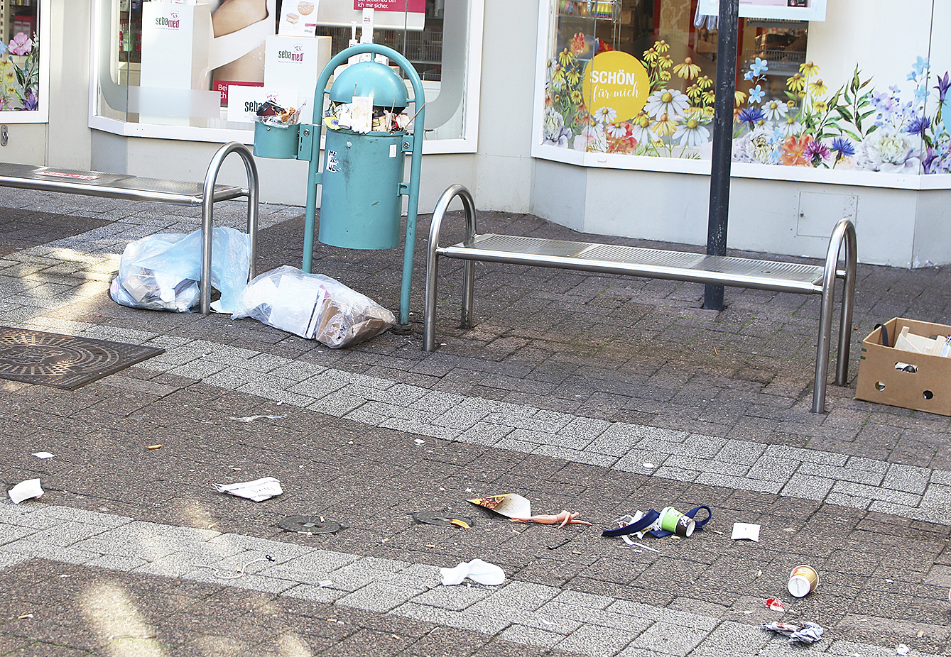 Die Kehrseite der Medaille: Müll wurde von vielen Flohmarktbeschickern einfach achtlos entsorgt