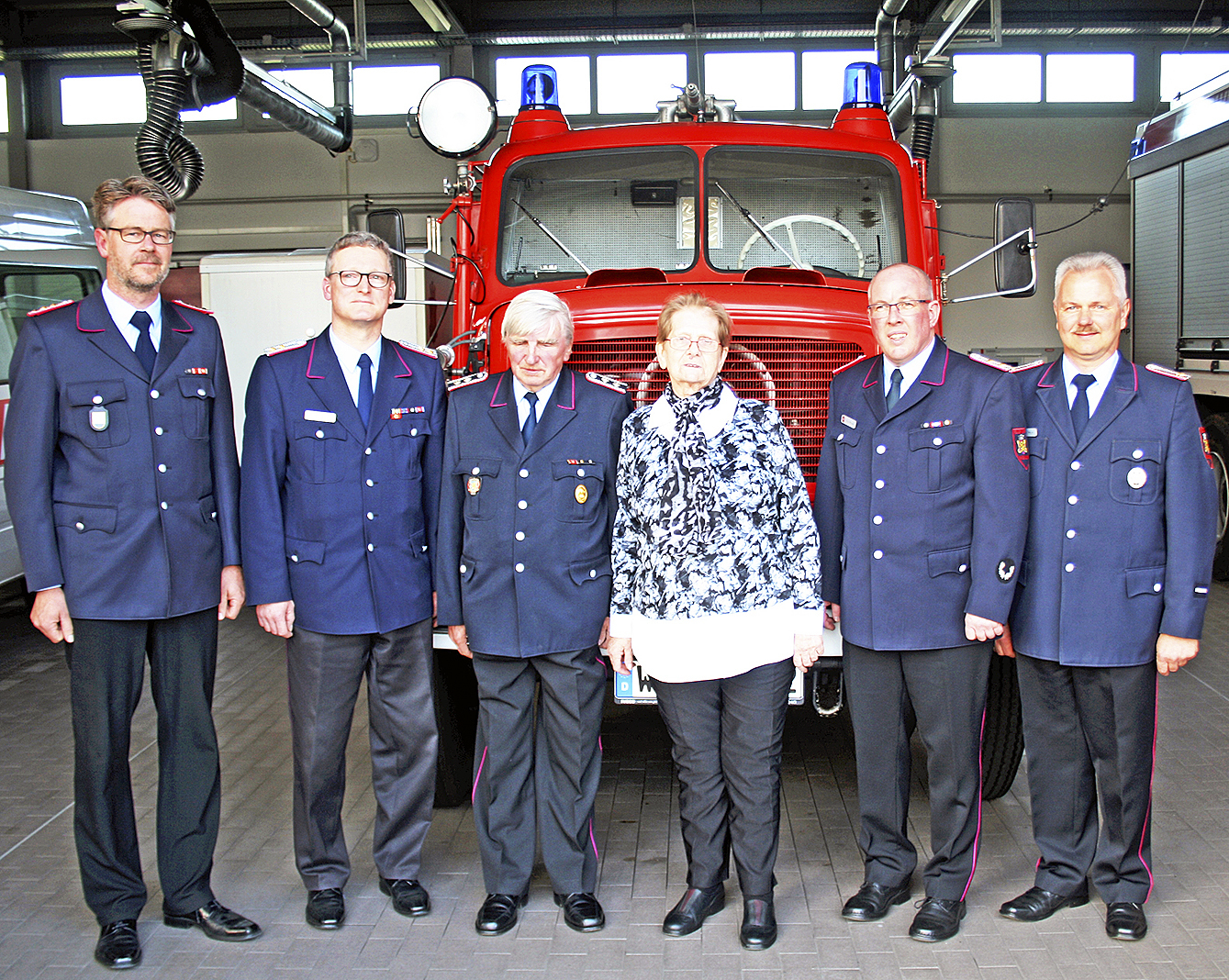Bei der Ehrung (v. li.): Stadtbrandmeister Uwe Ehlers, Stellvertreter Jens-Peter Wreide, Wilhelm Buchtmann und Ehefrau, Ortsbrandmeister Jörg Micsek und dessen Vize Uwe Meyn Foto: Burkhard Giese